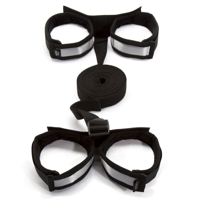 Двухсторонний ошейник и наручники Fifty Shades of Grey Sweet Anticipation, красно-черный 83673 - Fifty Shades Of Grey - Наборы для фиксации - Купить