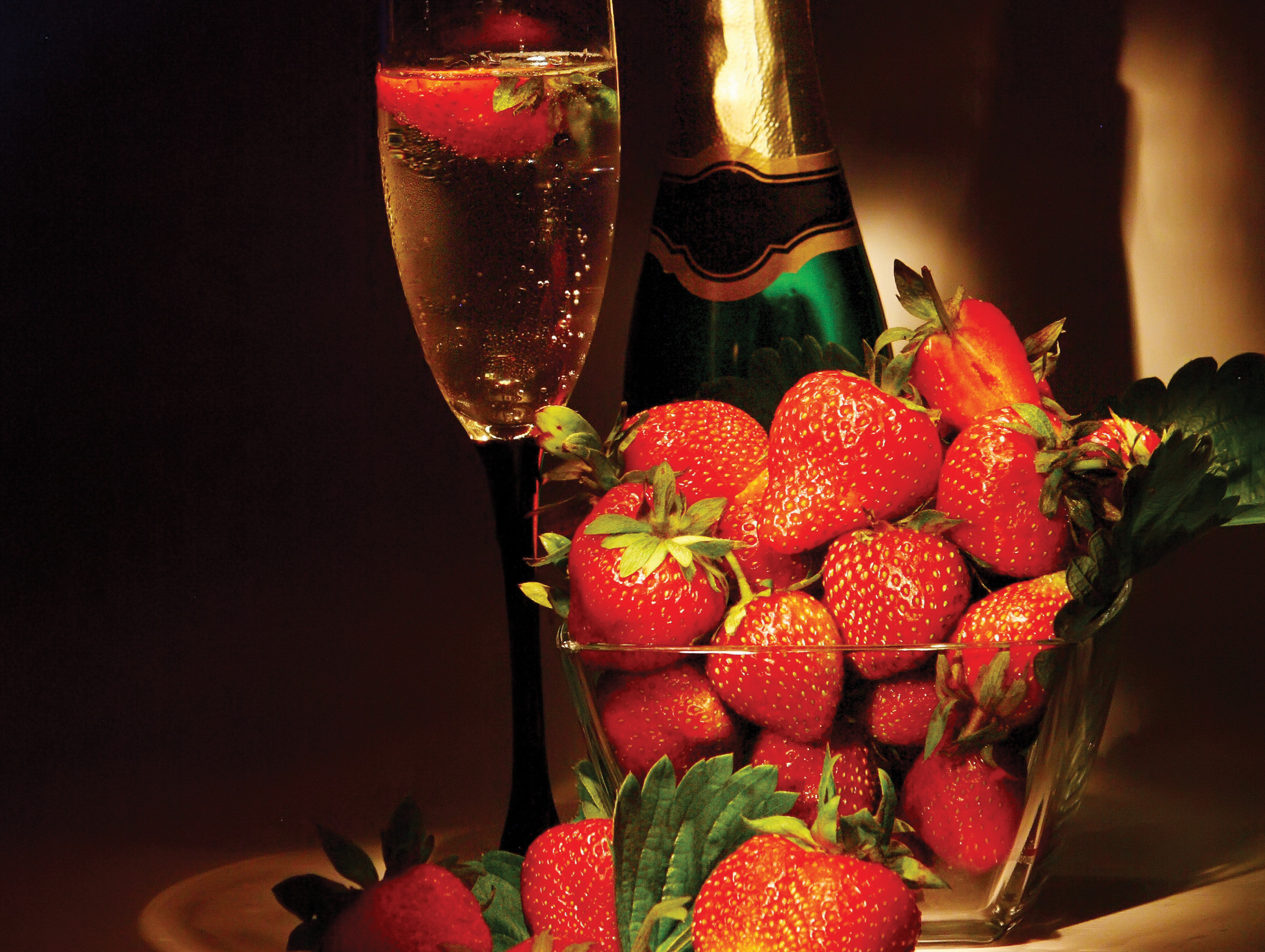 Добрый вечер день рождения. Шампанское с клубникой. Шампанское и фрукты. Клубника с шампанским. Цветы и шампанское.